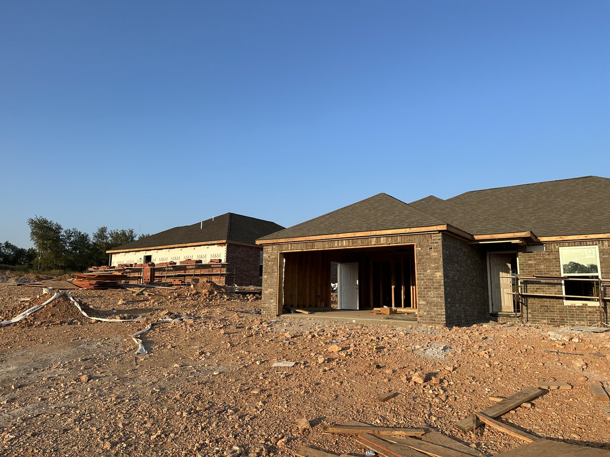 CherokeeNation's tweet photo. A #CherokeeCommunity update! We've been busy over in the Cherokee ᎦᎵᏦᏕ (Galitsode) Subdivision in Tahlequah! Once completed, the 23-acre subdivision will be home to many Cherokee families, with room to accommodate more homes as needs arise. 🏘️ ❤️ https://t.co/wTXBV0ye2w