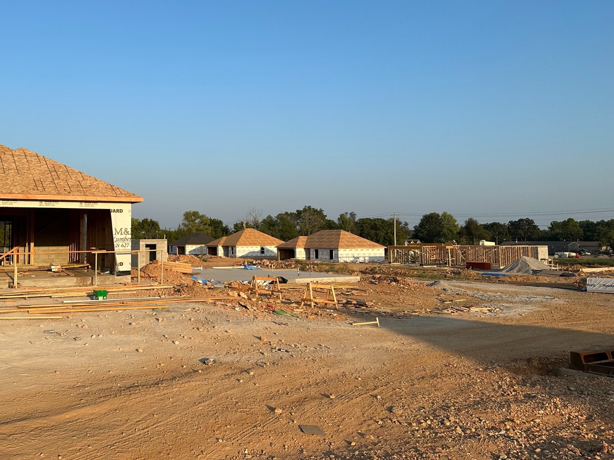 CherokeeNation's tweet photo. A #CherokeeCommunity update! We've been busy over in the Cherokee ᎦᎵᏦᏕ (Galitsode) Subdivision in Tahlequah! Once completed, the 23-acre subdivision will be home to many Cherokee families, with room to accommodate more homes as needs arise. 🏘️ ❤️ https://t.co/wTXBV0ye2w