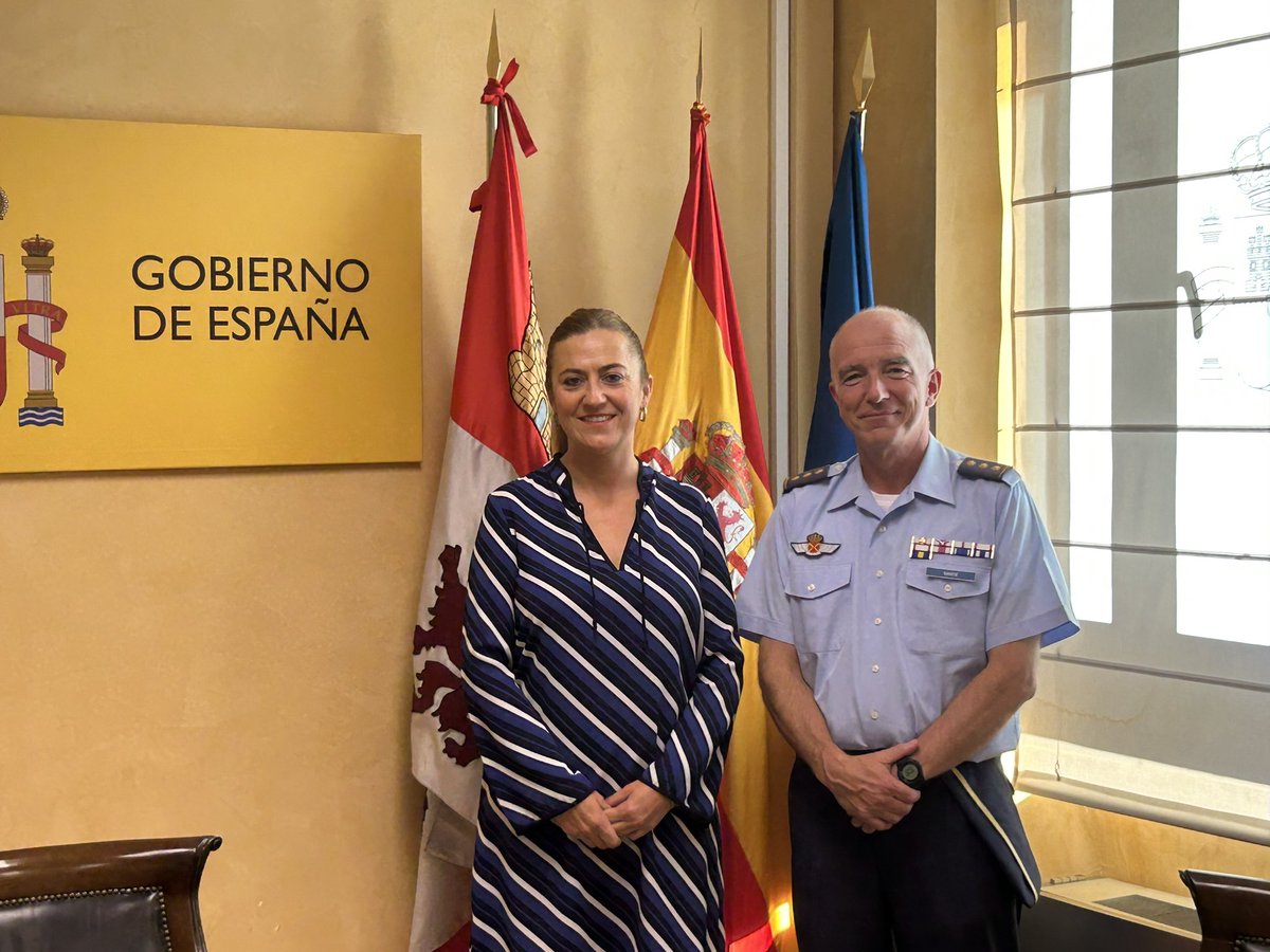 DelegGobCYL's tweet image. .@VirBarcones recibe al coronel
José María Santé Abal como nuevo Jefe de la Base Aérea del @EjercitoAire de #Villanubla #Valladolid, Jefe del #Ala37, y Comandante Militar Aéreo de los aeropuertos de #Valladolid, #Burgos y #Santander
