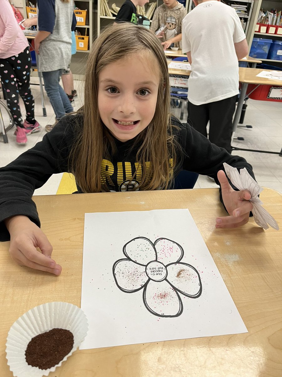 2ndHdes's tweet photo. Students were able to experience being pollinators during science.  #hdespride https://t.co/gfVXNkJGCw