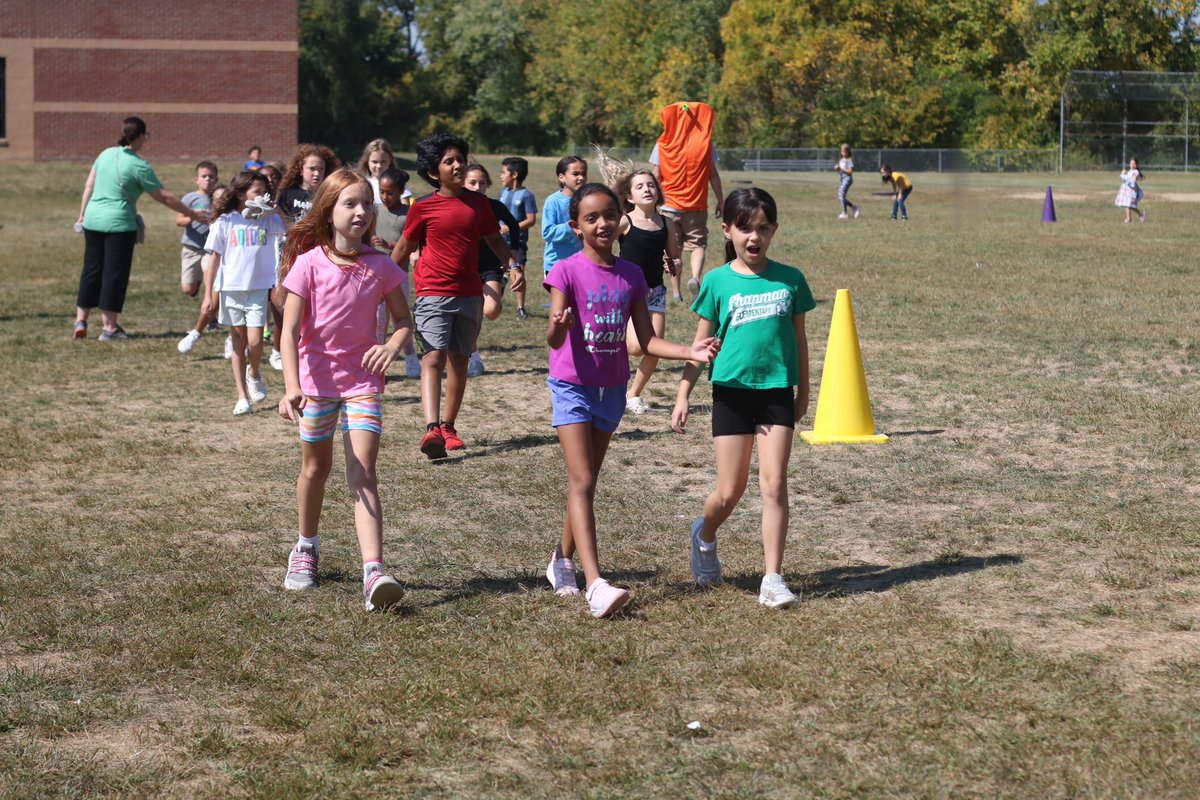 ceDCSD's tweet image. Wolfhounds had a blast at the Wolfhound Walk-a-thon last week! Thank you to PTO and our parent volunteers for putting on a great event🐾💚 #partofthepack #bettertogetherdcs