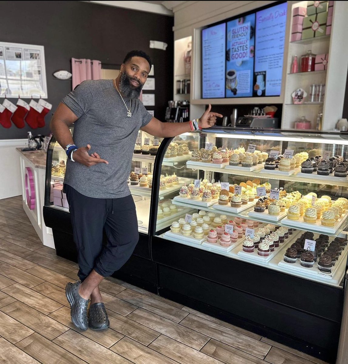 SAUEBLACK's tweet photo. A Black-Owned Cupcake Shop near Austin, owned by former NFL football players!

📍Gigi's Cupcakes Bee Cave | Bee Cave, TX https://t.co/Qmu7pbn99a