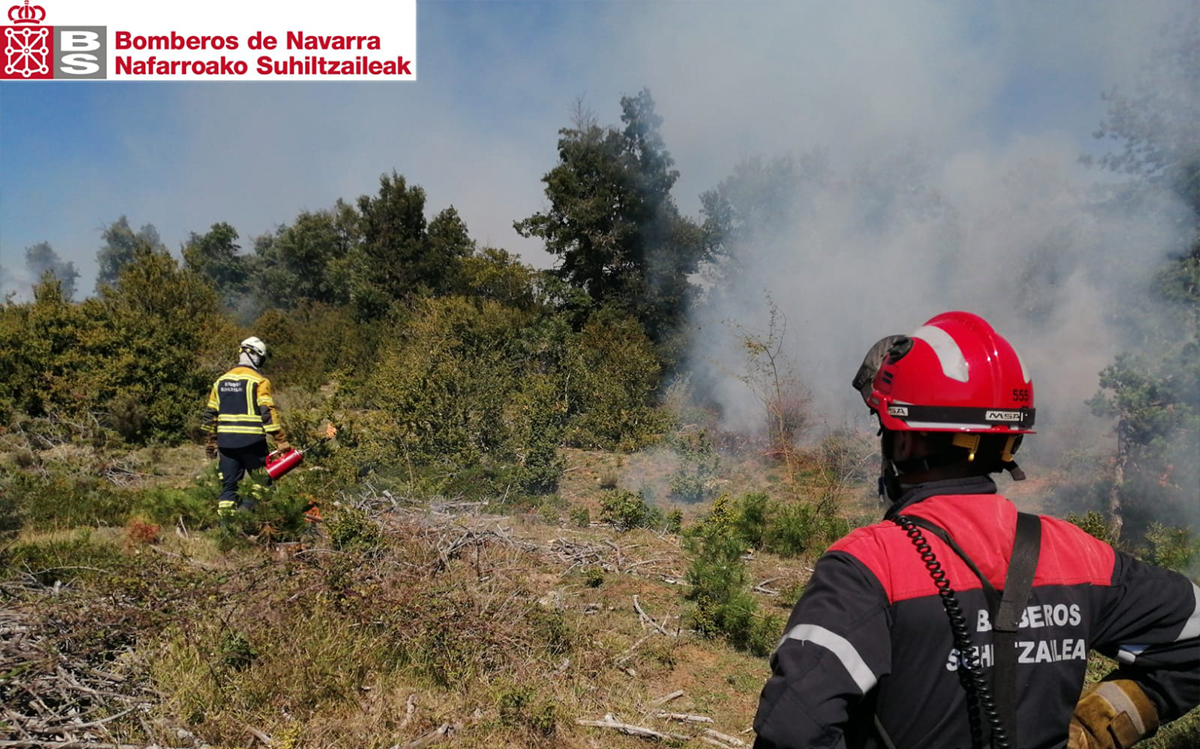 bomberos_na's tweet photo. Ejecutamos la tarde del #jueves una quema prescrita en #Sabaiza (#Ezprogui) con el objetivo de reducir carga de combustible para evitar incendios forestales https://t.co/u7Ql5tZREt