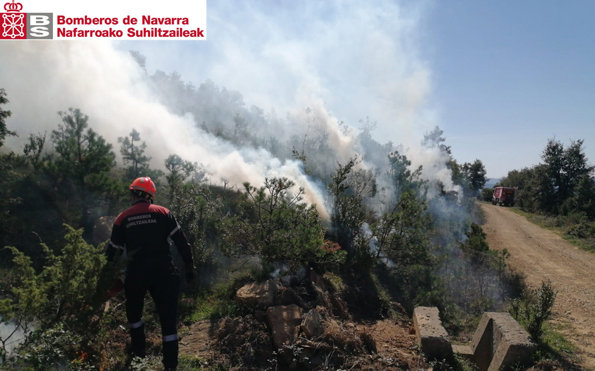 bomberos_na's tweet photo. Ejecutamos la tarde del #jueves una quema prescrita en #Sabaiza (#Ezprogui) con el objetivo de reducir carga de combustible para evitar incendios forestales https://t.co/u7Ql5tZREt