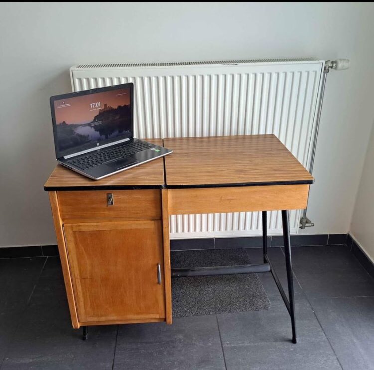 wardmarkey's tweet photo. Of ik net een bureautje kocht?
Yes!
Ik kon dat #vintage stukje Stadens meubilair, van #obumex , niet laten staan. https://t.co/BwxldDBrRT