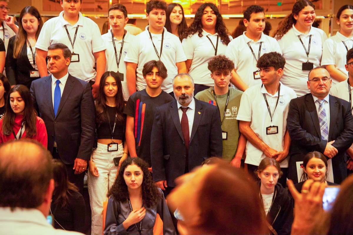 #Artsakh just got personal for me, and I'm not Armenian.

This is Davit Babayan.  He surrendered himself to Azeri authorities overnight.

His crime?  He was once the Foreign Minister of Artsakh.

That's it.

He was proud of his country Artsakh, and proud of being Armenian.