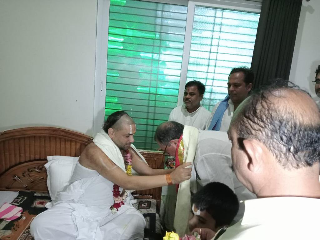 ASinghINC's tweet photo. चित्रकूट विधानसभा क्षेत्र के ग्राम बरौंधा में चित्रकूट विधायक श्री नीलांशु चतुर्वेदी जी द्वारा आयोजित श्रीमद भागवत कथा में पहुंच कर स्वामी बद्री प्रपन्नाचार्य जी से आशीर्वाद लिया। https://t.co/e05EUxF5TR