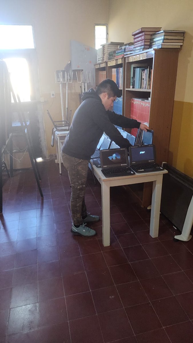 DirGralSistemas's tweet photo. Nuestros #FED desbloqueando y realizando tareas de mantenimiento al #ADM de la Escuela N° 106 "María de las Mercedes Lautre de Silvano" ubicada en la localidad de Guanchín
#AulaDigitalMovil #PrimariaDigital https://t.co/oGor1fHgqn