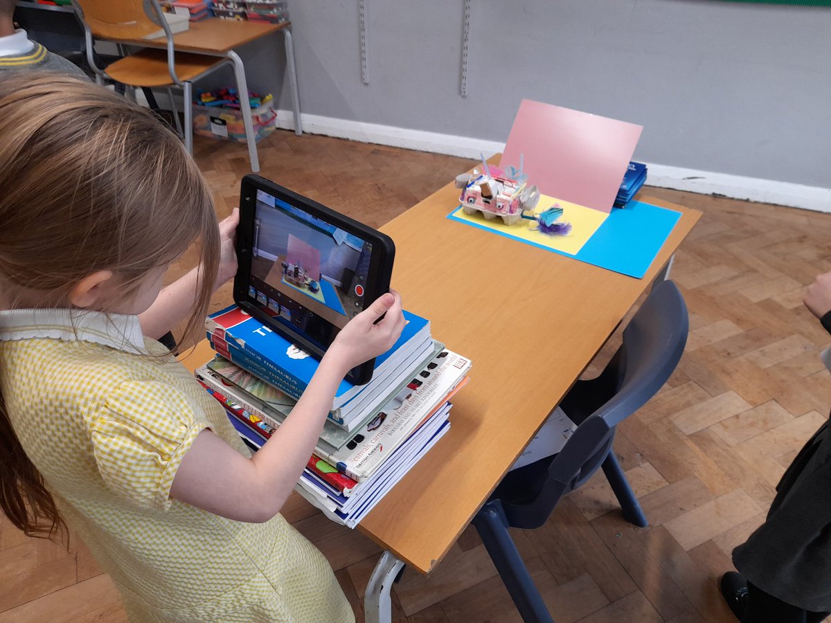hogarth_the's tweet photo. Y2 being creative this afternoon making Stop Animation. Digital technology in action. #chiswickw4 #computinglessons #creativelearning https://t.co/tClJqbaXYF