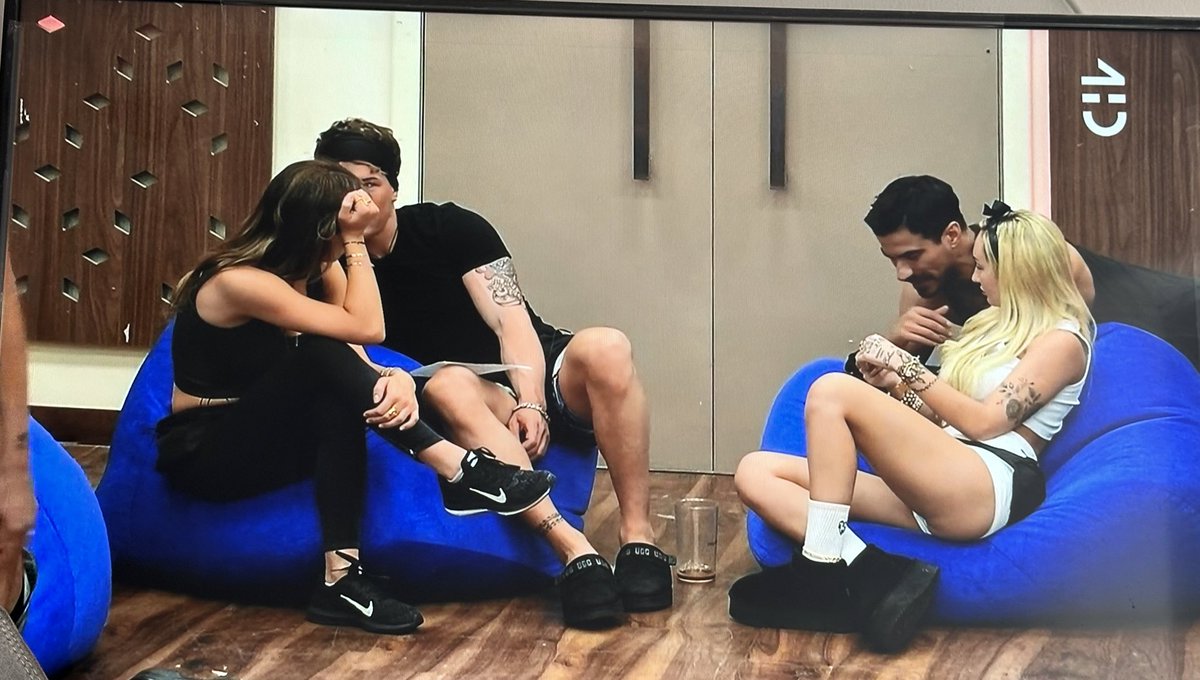 picantevic's tweet photo. Rai interrogando a la Alessia para que le diga info de afuera hsjsjsjaja más encima está hablando puras weas de la Coni para dejarla mal   #LaResistenciaLulo https://t.co/tcJXKxntZJ