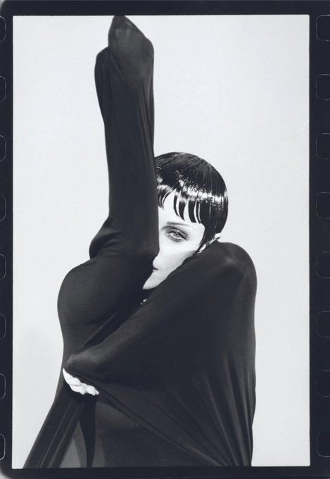 Photographies & Lothar Schirmer’s Glamour Collection –  Christie’s martincid.com/en/2023/09/pho… #Madonna #PeterLindbergh