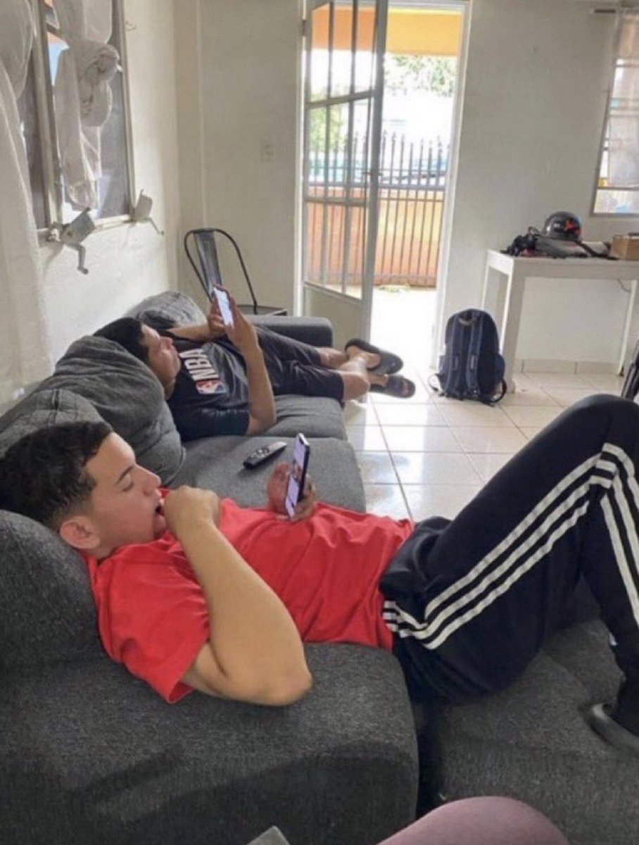 AidelZack's tweet photo. Mon pote :  tu fait quoi ? 
Moi : rien 
Mon pote : ok j’arrive 
Nous : https://t.co/vk5VyhWDzu