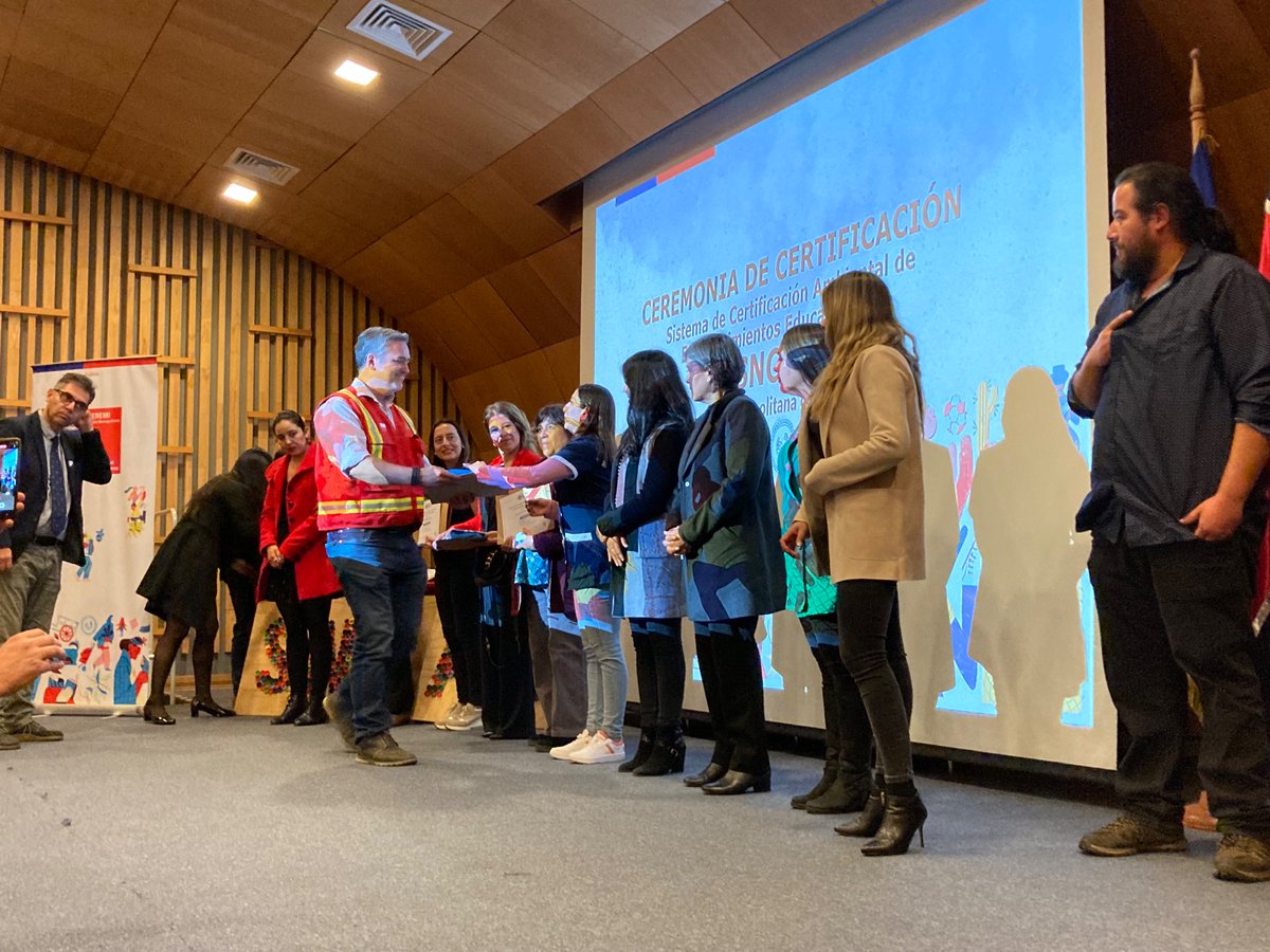 conaf_rm's tweet photo. ☘️Participamos en la Certificación Medio Ambiental, #SNCAE de @MMAMetropolitan, donde participaron más de 150 colegios y jardines infantiles de la región.

☑️#CONAF #RM entrega herramientas a los docentes para incluir en el currículo escolar la prevención de #Incendios. https://t.co/nVW3xK0GYM