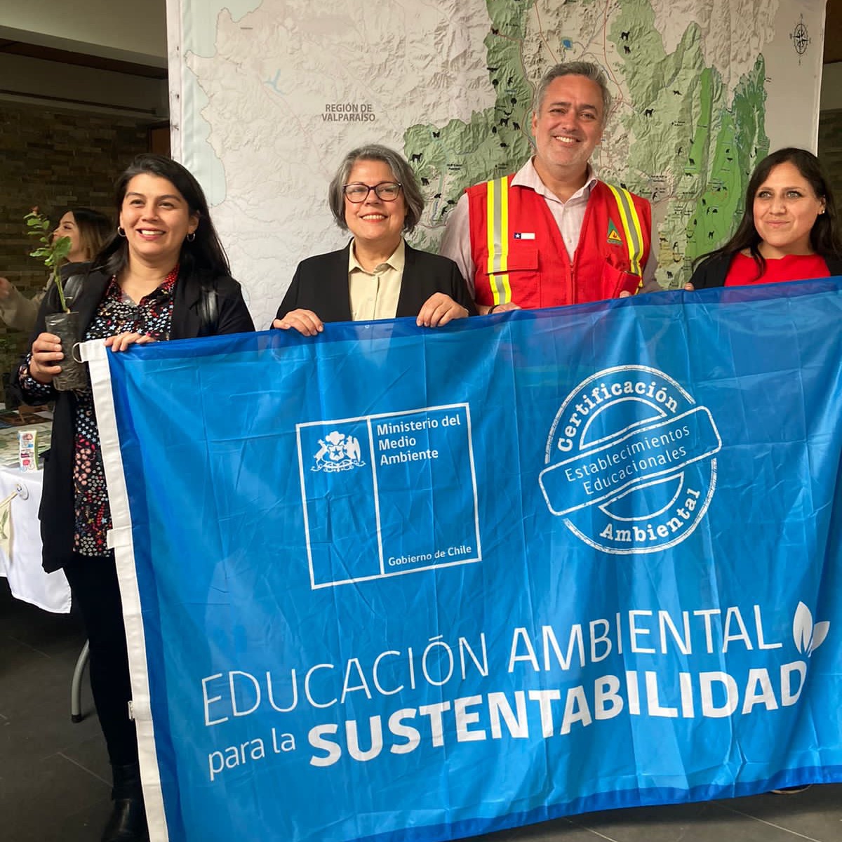 conaf_rm's tweet photo. ☘️Participamos en la Certificación Medio Ambiental, #SNCAE de @MMAMetropolitan, donde participaron más de 150 colegios y jardines infantiles de la región.

☑️#CONAF #RM entrega herramientas a los docentes para incluir en el currículo escolar la prevención de #Incendios. https://t.co/nVW3xK0GYM