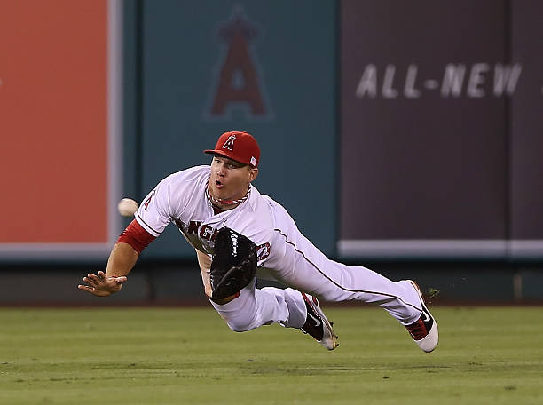 RankingSomeGuys's tweet photo. Mike Trout, 2012
.326/.399/.564, 639 PA, 129 R, 182 H, 30 HR, 83 RBI, 49 SB, 167 wRC+, 10.5 bWAR, 10.1 fWAR https://t.co/YuF0uBlR50