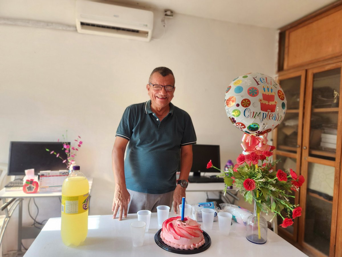 yaleiramar's tweet photo. La escuela es gente se une y celebra. La reunión de inicio del módulo II con Directivos docentes, culminó con la  celebración del cumpleaños del rector de la  IED Luis Carlos Galán. @PTA_Colombia @sedmagdalena1 https://t.co/RwK40XuM9F