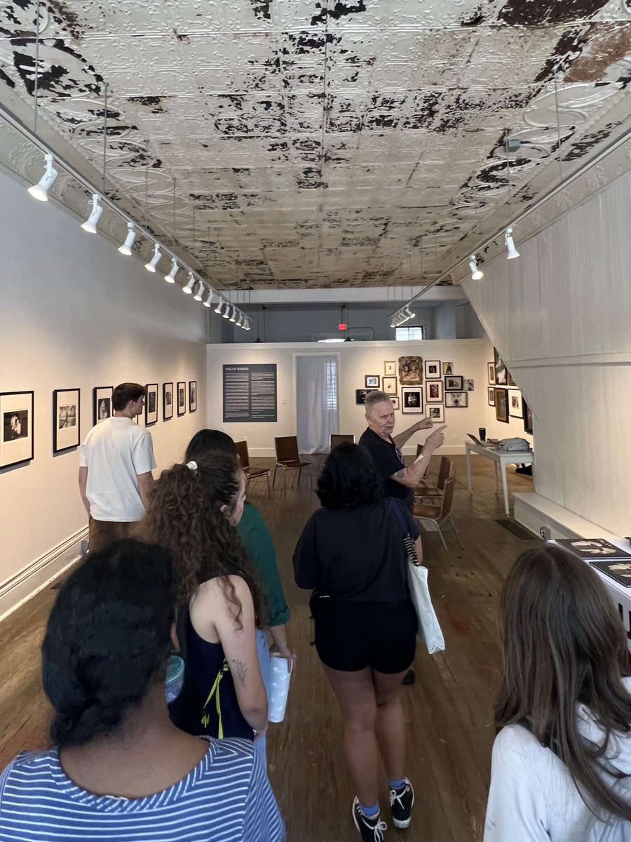 Current Gaines lecturer and artist Bob Morgan took the junior fellows to Institute 193! Check out their trip 👀