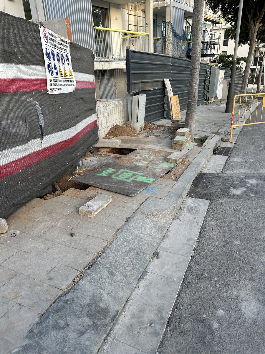 <a href="/elmasnou_cat/">Ajuntament del Masnou</a> no fareu res? Així deixen els carrers AEDAS HOME!! Perill de caure per forats sense tapar i coses sense recollir. #elmasnou