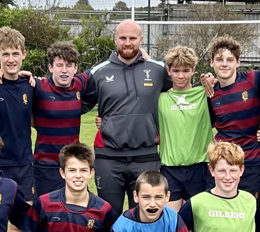 Lovely to have @oldbrightonians @JamesR_Chisholm back today working with the boys. Go well for @Harlequins this weekend. Thank you & hopefully see you again soon ❤️💙 #outcomegame @NextGenXV @Sussex_RFU @WardenParkPE @BriCollSport @BrightonCollege