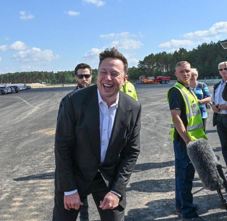 ElonMuskAOC's tweet photo. I am a happy man. 

A very, very, happy man. https://t.co/2rgCVzWdMm