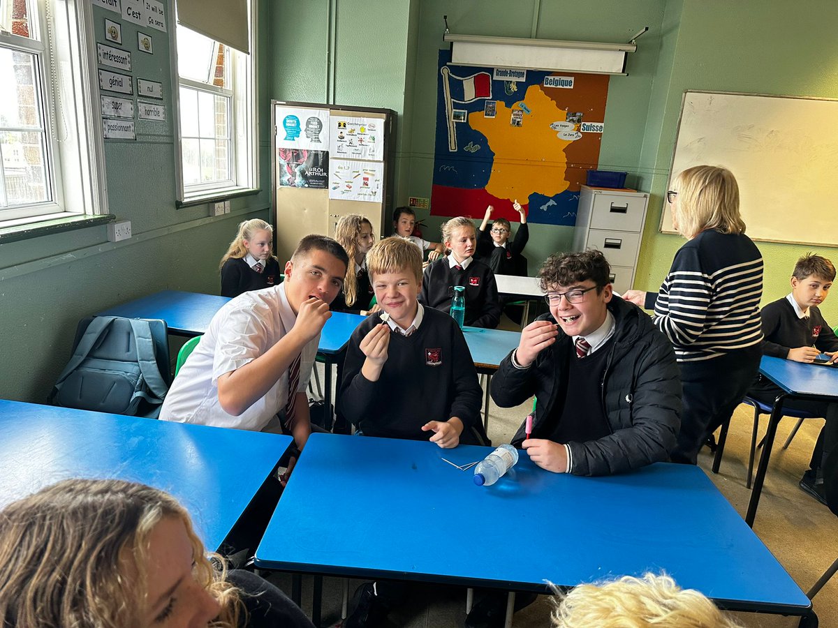 CoedcaeMFL's tweet photo. Celebrating the European Day of Languages this week, Year 7, 8 and 9 thoroughly enjoyed their European food tasting session today. The bravest pupils even did it with their eyes shut! #EuropeanDayofLanguages #coedcae #newexperiences https://t.co/26fsNDGukU