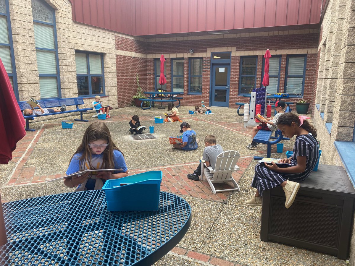 HES_Heroes's tweet photo. Mrs. Brinson's class enjoying the nice weather. ππβ€οΈπ#StaminaReading #ReadingIsFun https://t.co/P74NF6aJ7x
