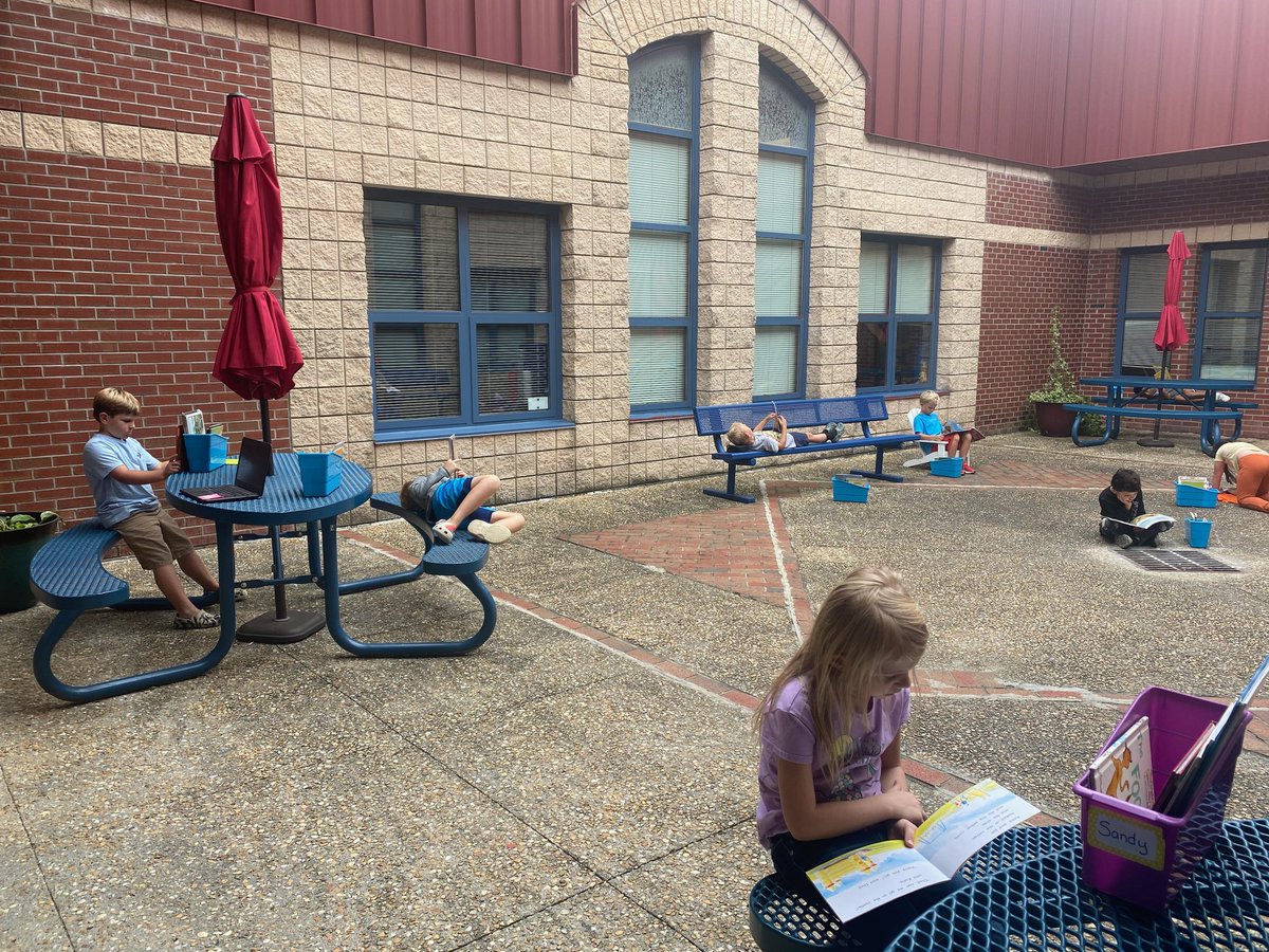 HES_Heroes's tweet photo. Mrs. Brinson's class enjoying the nice weather. ππβ€οΈπ#StaminaReading #ReadingIsFun https://t.co/P74NF6aJ7x