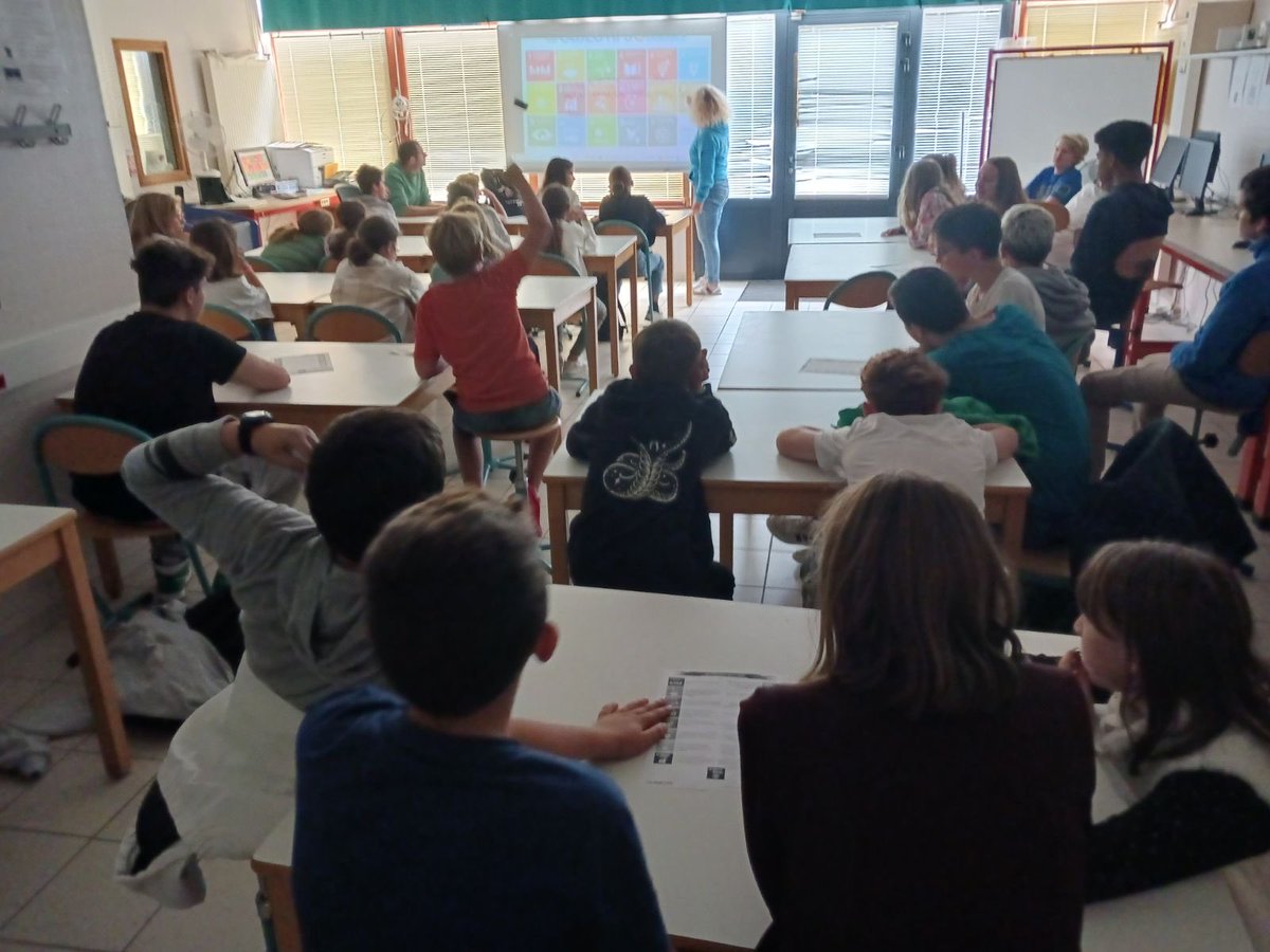 LucasSophie7's tweet photo. Les éco-délégués du collège Chateaubriand St Malo se sont engagés pour agir en faveur du développement durable. Comprendre les 17 ODD pour passer à l’action! 💯% EDD ♻️ https://t.co/24R9EV1Mk1