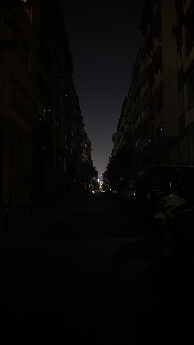 Şişli Kurtuluş’un en işlek sokaklarında neredeyse 1 haftadır #elektrik yok! Daha ne kadar devam edecek bu karanlık? Can güvenliğimiz tehlikede ya hu. @tedaselektrick <a href="/TEDASKurumsal/">TEDAŞ Genel Müdürlüğü</a> <a href="/sislibelediyesi/">Şişli Belediyesi</a> <a href="/IBBcozummerkezi/">İBB Çözüm Merkezi</a>