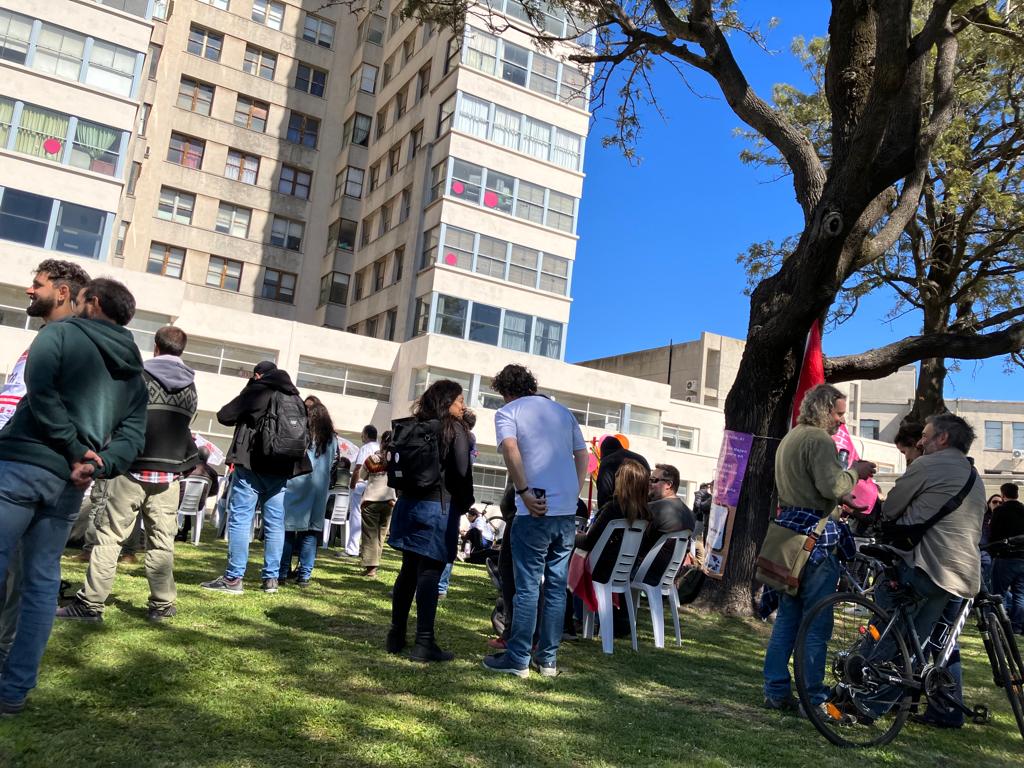 adur_udelar's tweet photo. Hospital de Clínicas defendiendo el presupuesto de la @Udelaruy
#porlapublica
@g1_g2_c
@adurmedicina
@PITCNT1
@adurpsi
@affur_prensa
#parecenormal
#presupuestoparalaudelar 
#nonosdalomismo 
#poresoluchamos https://t.co/TgtM8BiUWR
