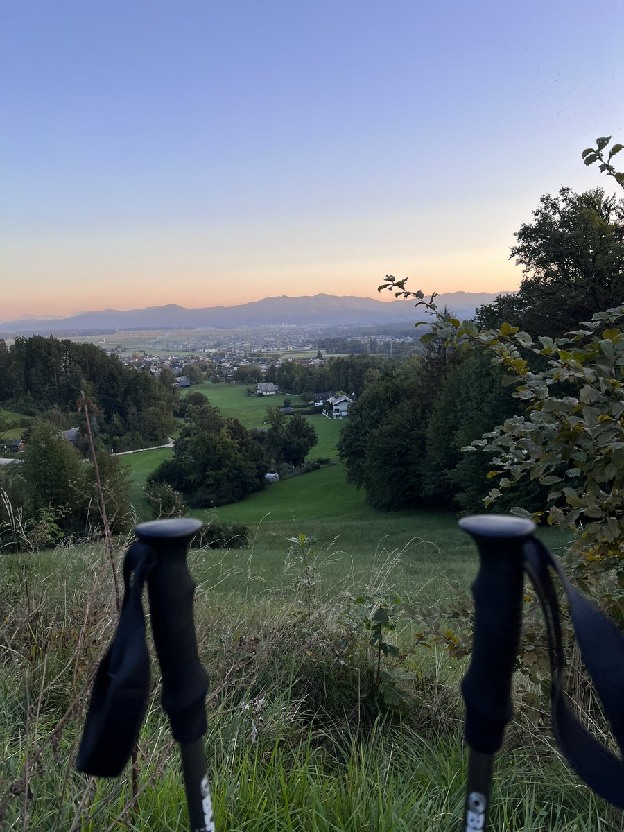 an_april04's tweet photo. I had to go up this hill to get some fresh air, stretch my knees and look down at my home !
#NeverTryNeverFly
#hiking #walking #ComicConFit https://t.co/er2tLWiw9H