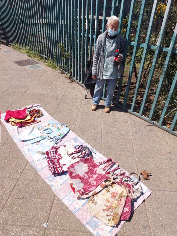 Mi país esta fabuloso. Mientras políticos siguen dividiendo a la gente con temas del pasado (Sin solución). Jóvenes se hacen millonarios con 'Fundaciones' y adultos mayores en la calle trabajando hasta morir.  Seguidores me envían imágenes de esta abuelita de 92 años en la…