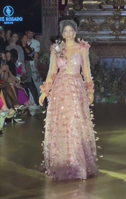 #ÚltimoMinuto 🔴Inicia el desfile de la tabasqueña #TetéRosado en la Semana de la Moda en París, presenta su colección 'Pasión' 👗