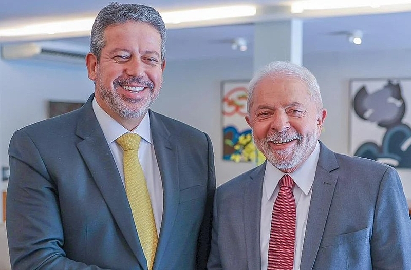 sensacionalista's tweet photo. Lula faz cirugia no quadril de tanto rebolar para acomodar o Centrão https://t.co/M9FQa9GLWS