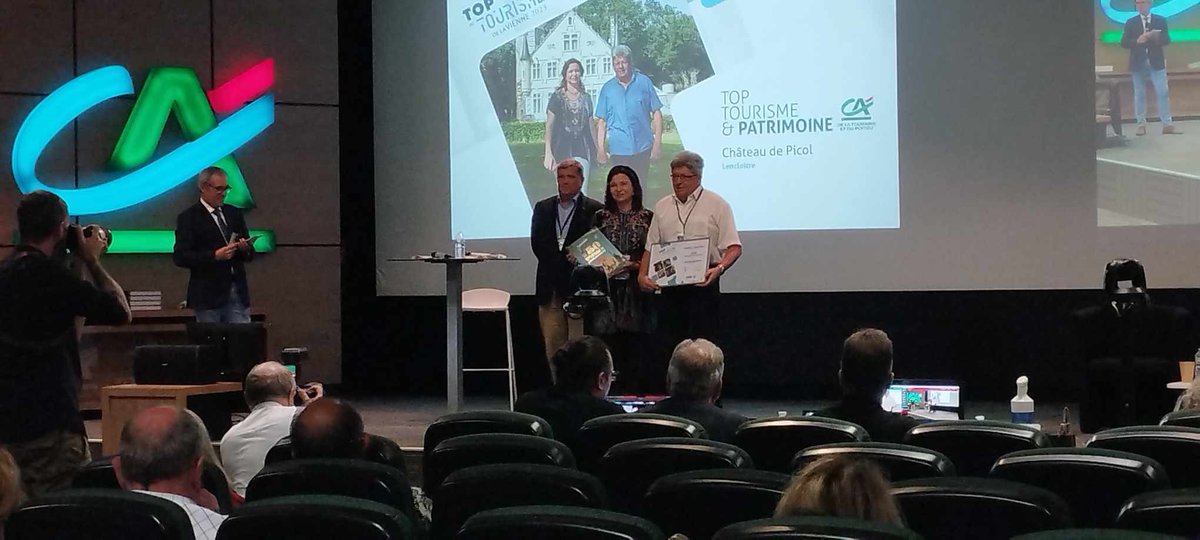 OTChatellerault's tweet image. #vienne86 
Bravo à Alla et Christian Hureau, propriétaires du château de Picol à #Lencloitre, lauréats ce soir du Top #Tourisme et #Patrimoine 2023 🏆

Le château, meublé de tourisme 3 étoiles, abrite des #chambresdhotes et accueille des #réceptions