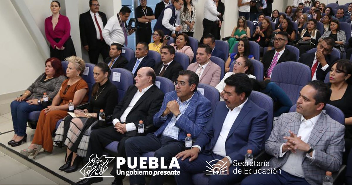 SEPGobPue's tweet photo. En este acto, el mandatario estatal enfatizó que, es fundamental la profesionalización del personal de las dependencias, ya que permite mejores oportunidades laborales para los trabajadores de la administración pública. https://t.co/Vj6WAQf2st