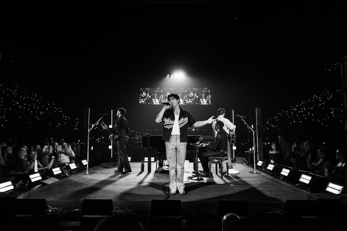 jbrosnews's tweet photo. Official photos of the Jonas Brothers in Lexington (9/26) https://t.co/aiCEqv6V4H