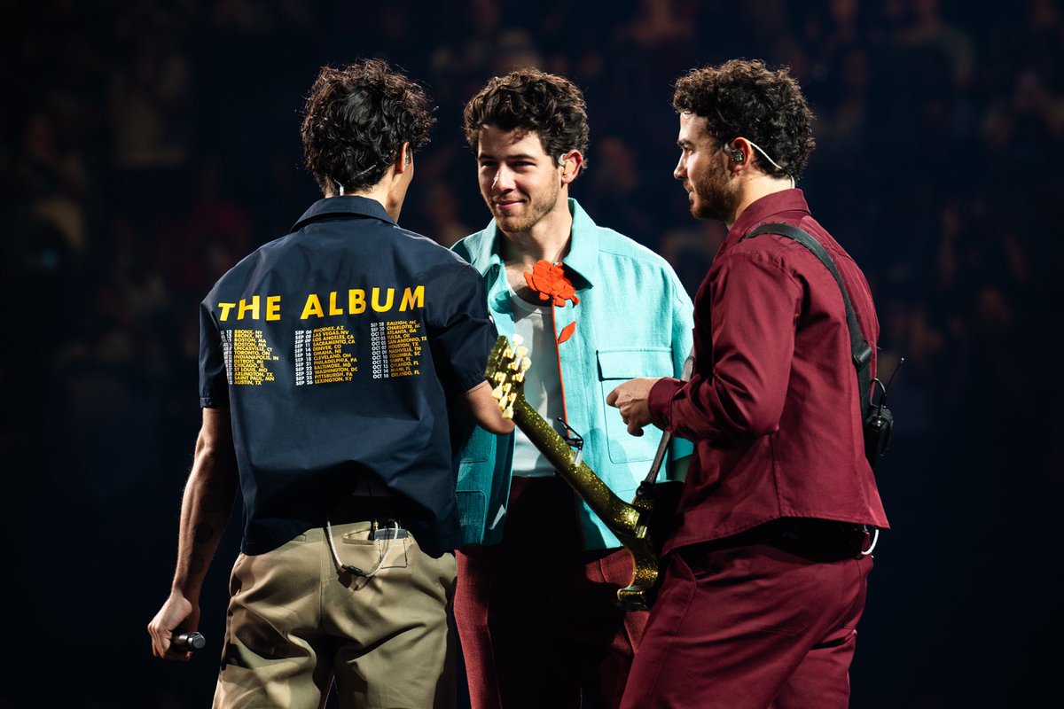 jbrosnews's tweet photo. Official photos of the Jonas Brothers in Lexington (9/26) https://t.co/aiCEqv6V4H
