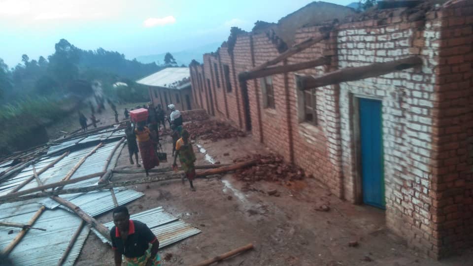MagazineJimbere's tweet photo. 🙆🏾♂️ 9 salles de classes et 46 maisons des collines de #Mpinga, #Muremera et #Nyandago de la commune #Musigati (@BubanzaProvince) ont été détruites par une pluie mêlée de vents violents l'après-midi de ce 27/09/2023
📍 En commune #Rugazi, la salle de classe abritant la 1re année de l'Ecofo #Gatebe et 10 misons ont été également décoiffées
🆘 Les administrateurs appellent à l'aide, car "les élèves de ces écoles n'ont plus de locaux où suivre les cours et les habitants victimes de ces pluies diluviennes sont logés chez leurs voisins"
#Burundi #Environnement