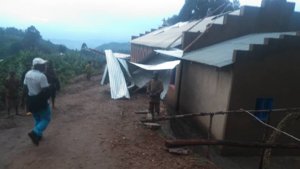 MagazineJimbere's tweet photo. 🙆🏾♂️ 9 salles de classes et 46 maisons des collines de #Mpinga, #Muremera et #Nyandago de la commune #Musigati (@BubanzaProvince) ont été détruites par une pluie mêlée de vents violents l'après-midi de ce 27/09/2023
📍 En commune #Rugazi, la salle de classe abritant la 1re année de l'Ecofo #Gatebe et 10 misons ont été également décoiffées
🆘 Les administrateurs appellent à l'aide, car "les élèves de ces écoles n'ont plus de locaux où suivre les cours et les habitants victimes de ces pluies diluviennes sont logés chez leurs voisins"
#Burundi #Environnement