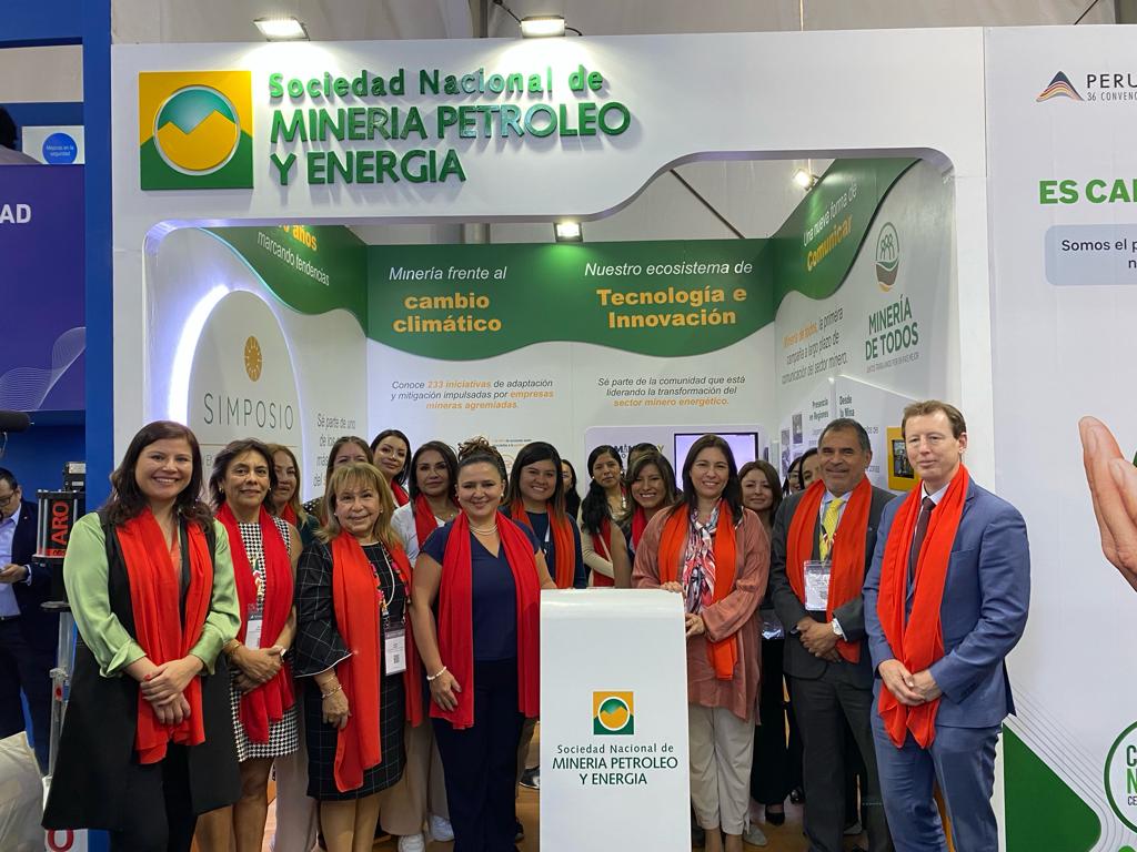 snmpeperu's tweet photo. #SNMPEenPERUMIN
Angela Grossheim, directora ejecutiva de la SNMPE, dio la bienvenida a Juan Carlos Mathews, ministro de @MINCETUR; @GavinDCook, embajador de @UKinPeru; y a la directiva de @wim_peru a nuestro stand en el pabellón 1 de la Feria #Extemin de @PeruminOficial https://t.co/CxoCkdMVV9