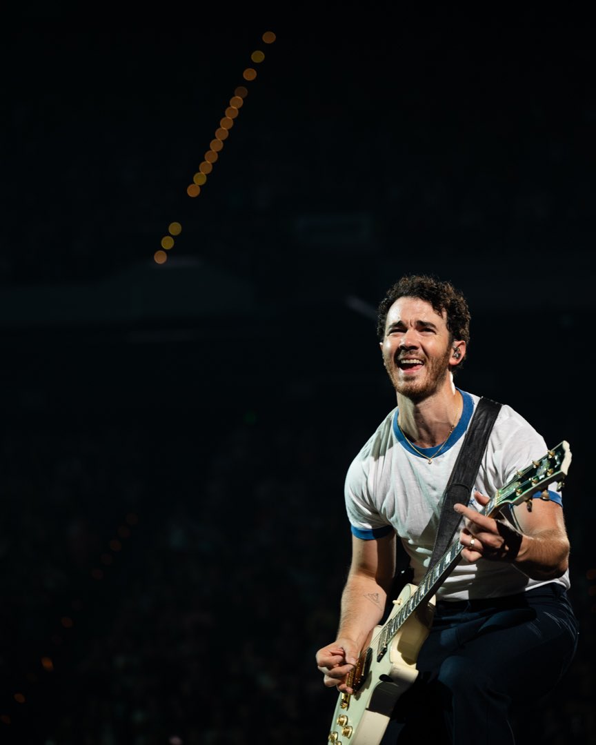 jbrosnews's tweet photo. Official photos of Kevin Jonas in Lexington. (9/26) https://t.co/ziJ9tc78Fd