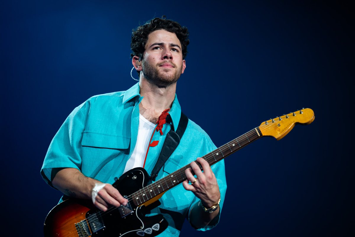 jbrosnews's tweet photo. Official photos of Nick Jonas in Lexington. (9/26) https://t.co/7SQHhjX66s