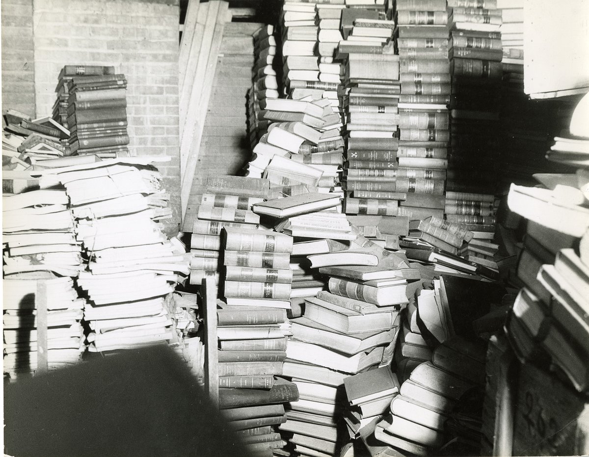 SchafferLibrary's tweet image. #TBT Back to our library beginnings... even our books get out hand sometimes 😅...

See this shot, undated, of the Nott basement, back when it was the library.

#ThrowbackThursday #SchafferLibrary #NottMemorial #UnionCollege