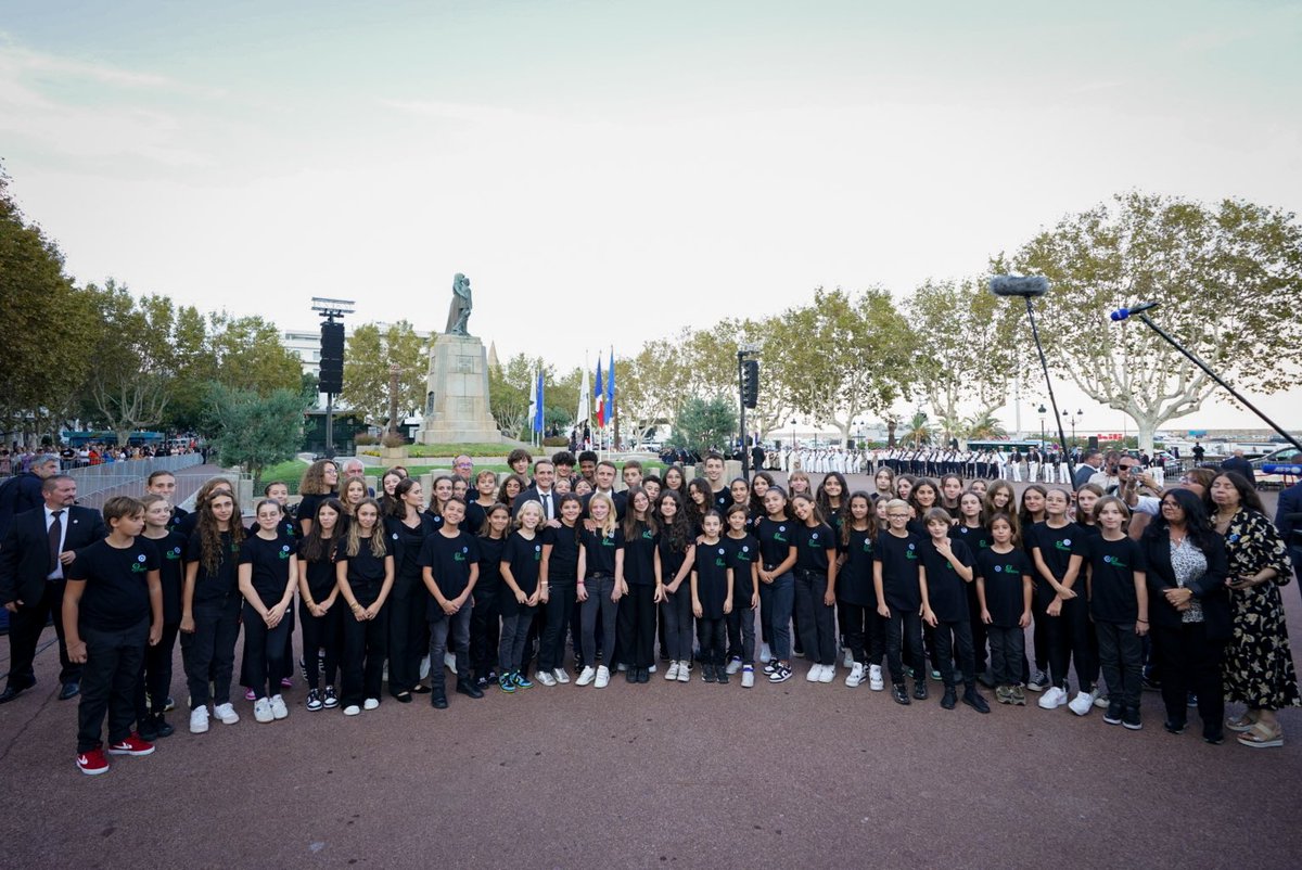 Place Saint-Nicolas de Bastia. Ici il y a 80 ans, après les efforts des troupes italiennes ralliées au camp des Alliés, entrèrent les troupes marocaines et les patriotes corses qui mirent fin au joug nazi sur la ville et sur toute l’île. Nous leur rendons hommage.