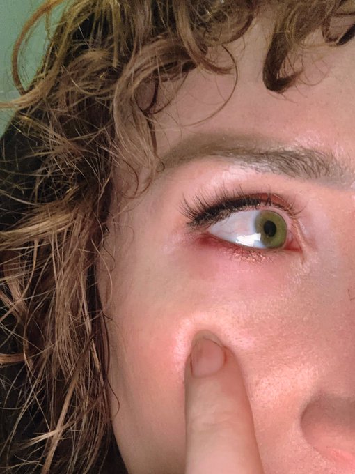 Of all the times I&rsquo;ve successfully perfumed only my fringe, this time I misjudge the hole in the cap<a href="/tag/followmeonthrone"class="tags"><span>#followmeonthrone</span></a>