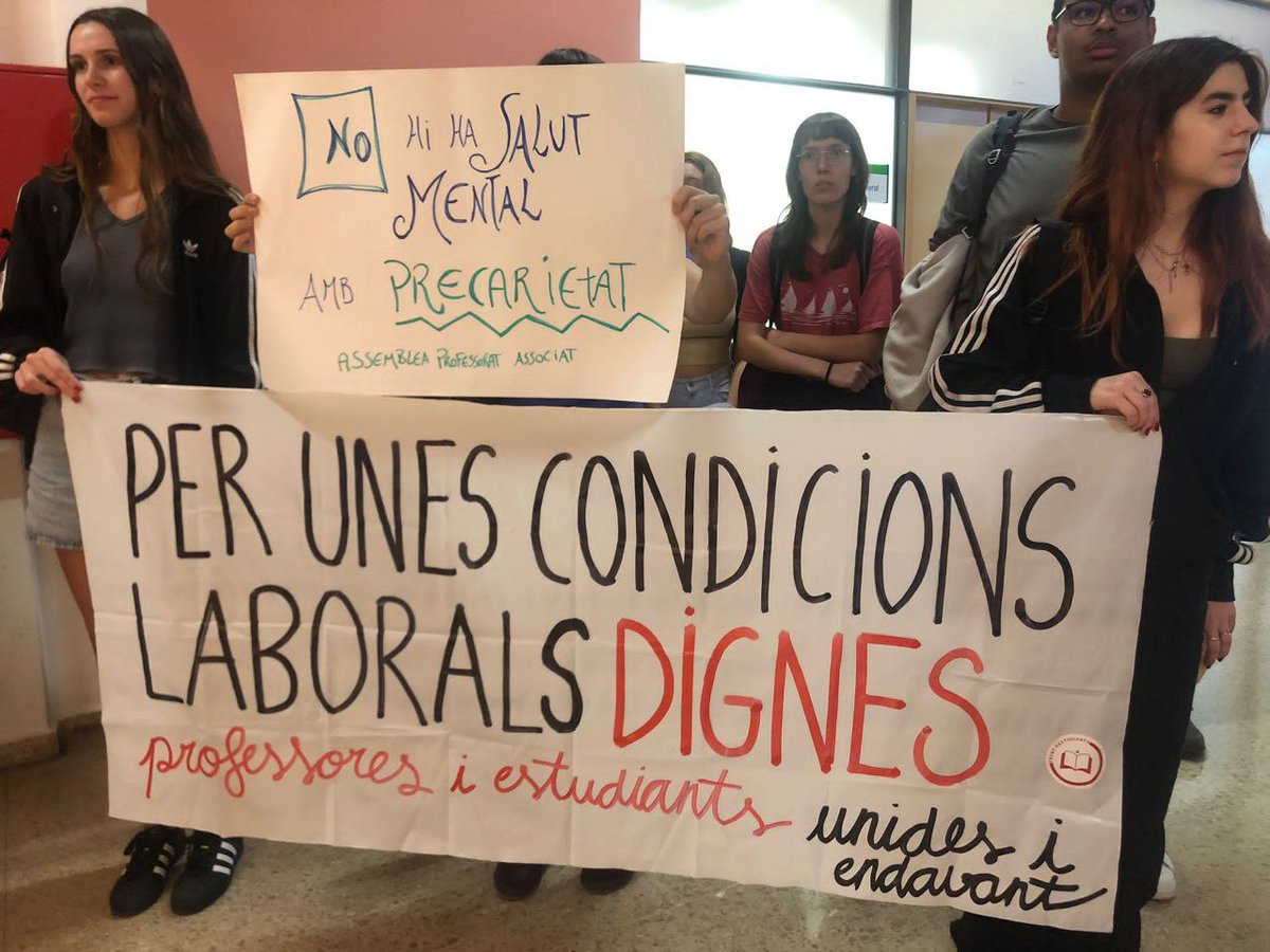 ProfAssociatUAB's tweet photo. A l'acte d'inauguració del curs reclamant unes condicions laborals dignes amb els i les estudiants de la #Universitat que són la nostra font d'energia i esperança 💜✊
#ProuPrecarietat #LOSUno https://t.co/22RsoePyUC