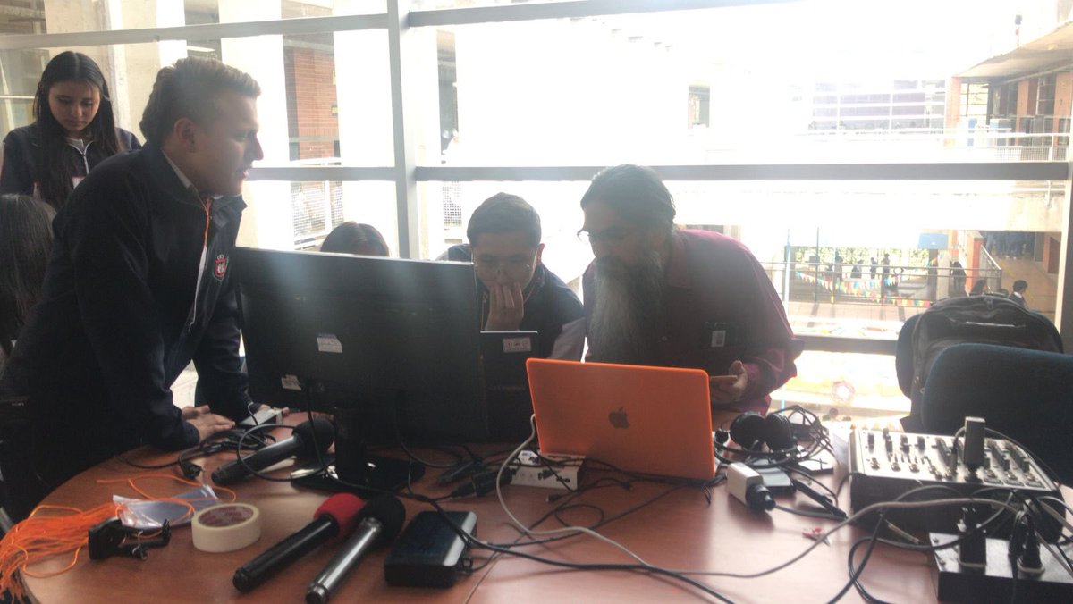 Educacionbogota's tweet photo. 📻📡Con la participación de 28 Instituciones educativas de la localidad de Suba, se dió inicio a la #Radiaton "Comunicando desde la escuela", un espacio para resaltar las capacidades y habilidades de las/los estudiantes en los medios de comunicación. https://t.co/elY6yvfBgR