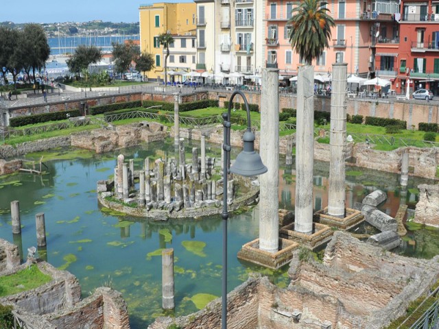 leonessa1864's tweet photo. Un tempo era totalmente sott'acqua. Per vedere il #TempiodiSerapide si scendeva su delle passerelle da cui affacciarsi guardando in giù. Impressionante vederlo totalmente fuori 
#CampiFlegrei https://t.co/uiPgt9L2eV