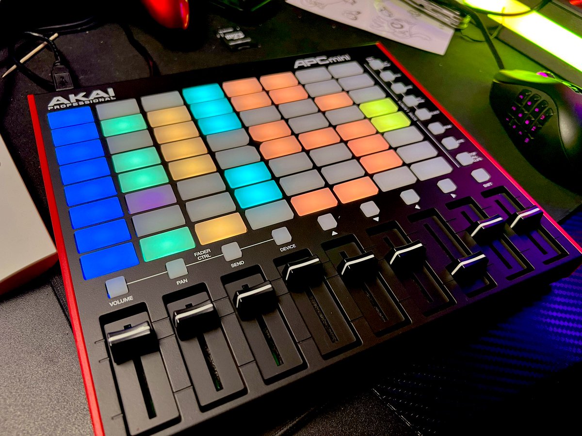 JAC_kaname's tweet photo. 全く理解できてないw
動画見てもピンとこない…🤔
でもかっこいいので我慢w
#APCMini
#AKAI https://t.co/kEqvALL2ZX